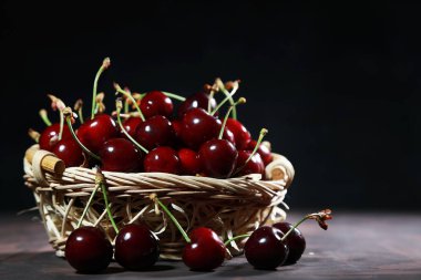 Masada bir sürü kırmızı vişne var.