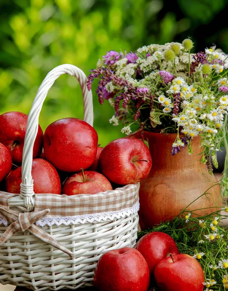 Apples Basket Bouquet Flowers — Stock Photo, Image