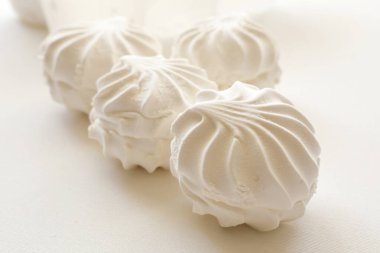 Masada bir sürü beyaz lokum var.