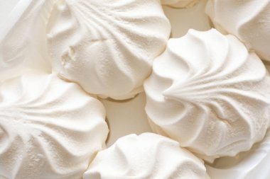 Masada bir sürü beyaz lokum var.