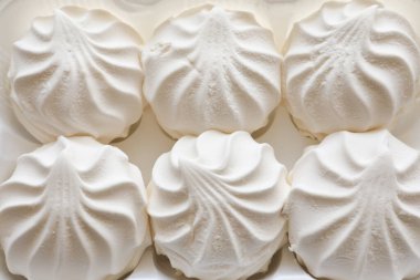 Masada bir sürü beyaz lokum var.