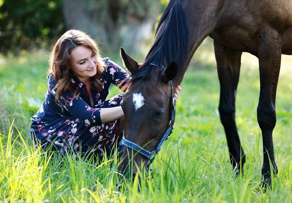 Hermosa Mujer Con Caballos Campo —  Fotos de Stock