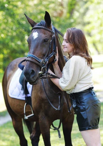 Mooie Vrouw Met Paarden Het Veld — Stockfoto