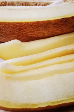 Masada taze dilimlenmiş kavun.