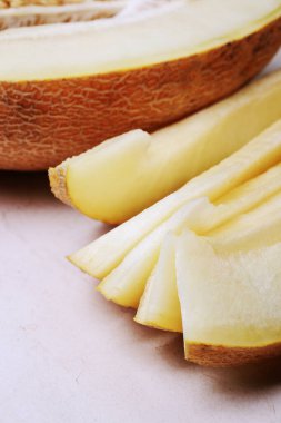 Masada taze dilimlenmiş kavun.