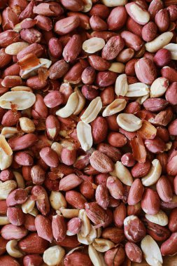 Masaya soyulmamış fıstıklar serpiştirdim.