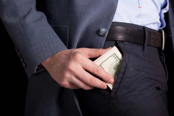 Geld in der Tasche. Geld in der Hand — Stockfoto