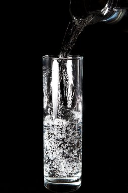 Bir cam içine su dökme buz bir kase içinde atmak