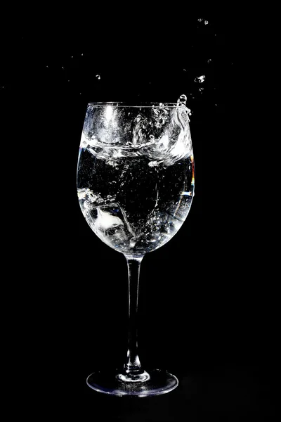 Падение кубика льда в стакан с водой — Stock Photo, Image
