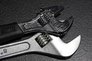 siyah zemin somun anahtarları