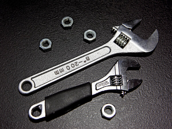 Ключи на чёрном фоне
