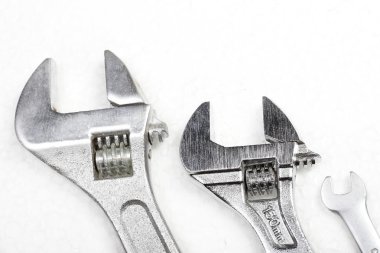 İngiliz anahtarları ve beyaz zemin üzerine fındık