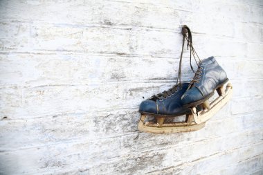 Duvarda asılı eski paten