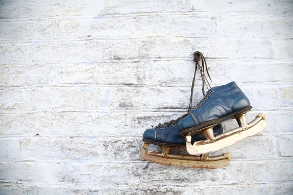 Alte Schlittschuhe hängen an der Wand — Stockfoto