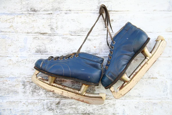 壁に掛かっている古いスケート — ストック写真
