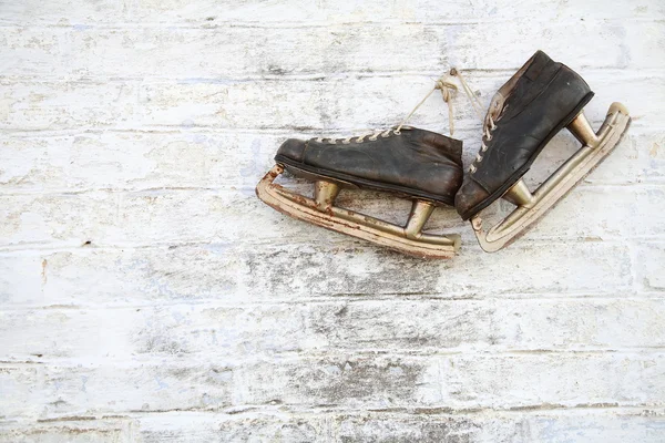 壁に掛かっている古いスケート — ストック写真