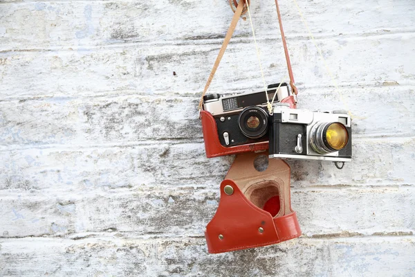 Régi kamera egy tégla falon — Stock Fotó