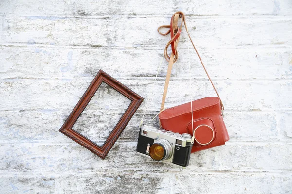 Duvarda asılı bir çerçeve ile eski fotoğraf makinesi