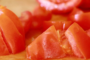 Sarmaşıktaki canlı yeşil yapraklı taze vişne domateslerinin parlak yakın plan görüntüsü. Sağlıklı yemek, bahçıvanlık, tazelik ve aşçılık konuları için mükemmel.