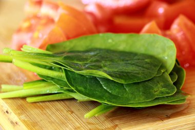 Ispanak ve karışık yeşilliklerle birlikte taze yeşil salata yapraklarının yakın plan fotoğrafı. Sağlıklı beslenme, vejetaryen yemek tarifleri, organik gıda ve sağlık konuları için ideal.