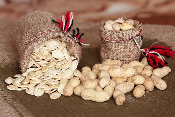 Amendoim e sementes de abóbora em um saco — Fotografia de Stock