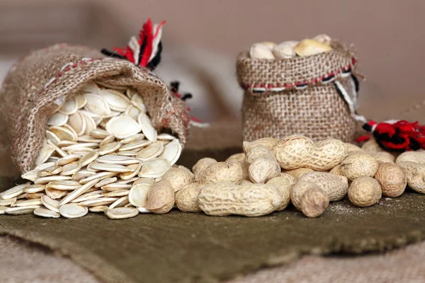 Amendoim e sementes de abóbora em um saco — Fotografia de Stock