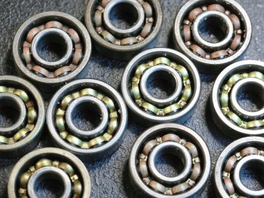 Siyah arka plan üzerine dağılmış yatakları