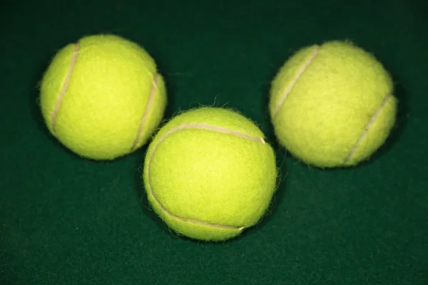 Enfoque suave de la pelota de tenis en pista de tenis hierba —  Fotos de Stock