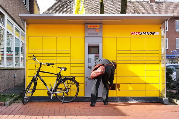 W Niemczech DHL Packstation — Zdjęcie stockowe