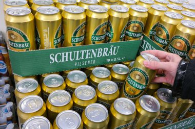 Schultenbrau Teneke kutulara bir Aldi süpermarket