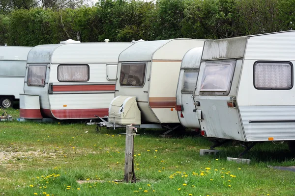 Resor släpvagnar i linje — Stockfoto