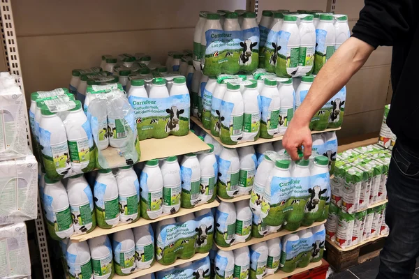 Mleko w butelkach z tworzywa sztucznego — Zdjęcie stockowe