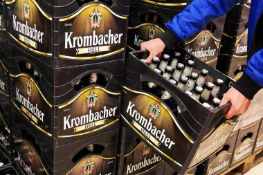 Yığılmış Krombacher bira kasaları