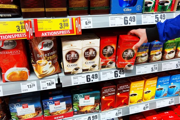 Auswahl von Kaffee im Supermarkt — Stockfoto