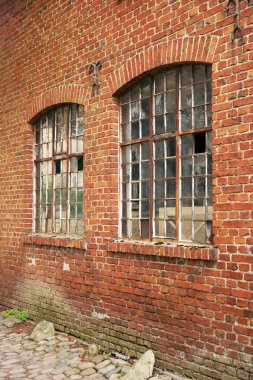 tuğla duvar ve iki pencere