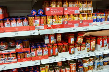 Bir süpermarkette sosis