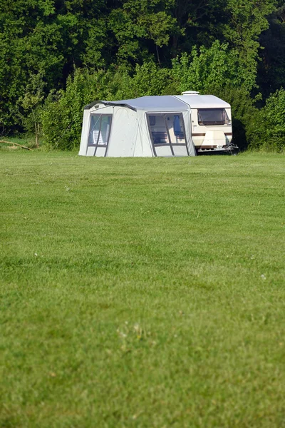 Remolque de viaje en camping —  Fotos de Stock