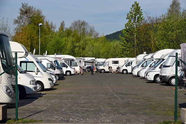 Lakóautó parkolóhely Malmedy — Stock Fotó