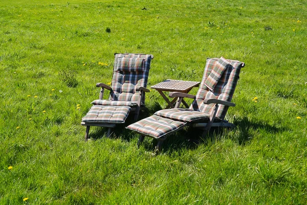 Assentos em um jardim — Fotografia de Stock