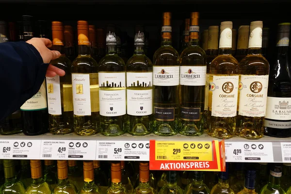 Alemanha Dezembro 2019 Sortimento Vinhos Brancos Diferentes Origens Num Supermercado — Fotografia de Stock