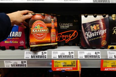 ALMANY Aralık 2019: Rewe süpermarketinde Kilkenny marka İrlanda birası. Kilkenny, İrlanda 'nın Kilkenny şehrinde üretilen azotlu İrlanda kremalı birasıdır..