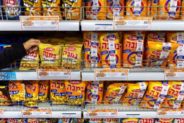 ISRAEL - Mart 2019: Bamba 'da Hamursuz Bayramı etiketi için koşer, Osem şirketi tarafından Holon, İsrail' de üretilen fıstık ezmesi aromalı lezzetli atıştırmalık..