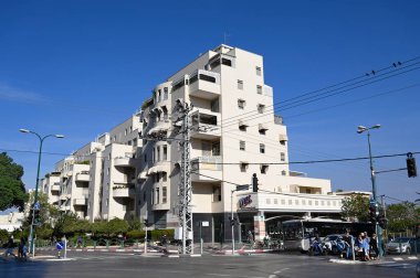KFAR SABA, ISRAEL - NOVEMBER 2019: Kfar Saba şehir merkezinde Berl Katsnelson Caddesi ile Weizmann Caddesi kavşağı.