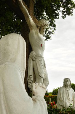 Bir grup heykel, Hollanda 'daki bir mezarlıkta bulunan çarmıha gerilmeyi temsil ediyor..