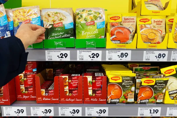 Niemcy Grudzień 2019 Sklepikarz Wybiera Opakowanie Błyskawicznym Sosem Supermarkecie Netto — Zdjęcie stockowe