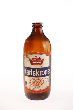 EUROPE - Nisan 2021: İndirim grubu Aldi Sd 'nin tescilli markası olan Karlskrone Pils markasından eskimiş bir şişe bira. Bira şişesi beyaz arkaplanda kesilmiş..