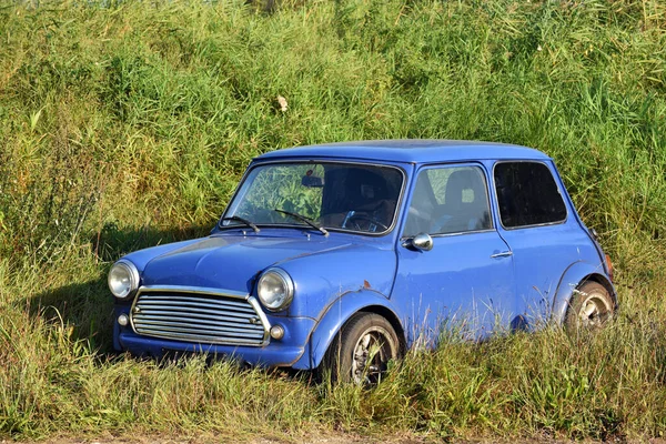 Pequeño Coche Diseño Británico Con Una Avería Carretera —  Fotos de Stock