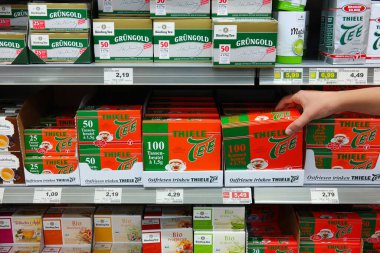 ALMANY - AĞUSTOS 2016: Marktkauf Hypermarket 'te çay paketleri. Thiele, Doğu Frizya' nın Low Saxon bölgesinden bir çay şirketi..