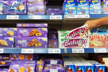 The NETHERLANDS - 2016: Aksiyon süpermarketinde Balisto toptan bisküvileri ve Milka çikolatalı bisküvileri. Milka, Mondelez International 'ın bir markasıdır ve Balisto Mars Anonim Şirketi tarafından üretilmektedir..