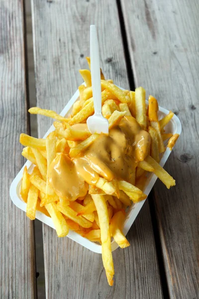 Plastbricka Med Pommes Frites Och Sås Ovanpå Och Plastgaffel — Stockfoto